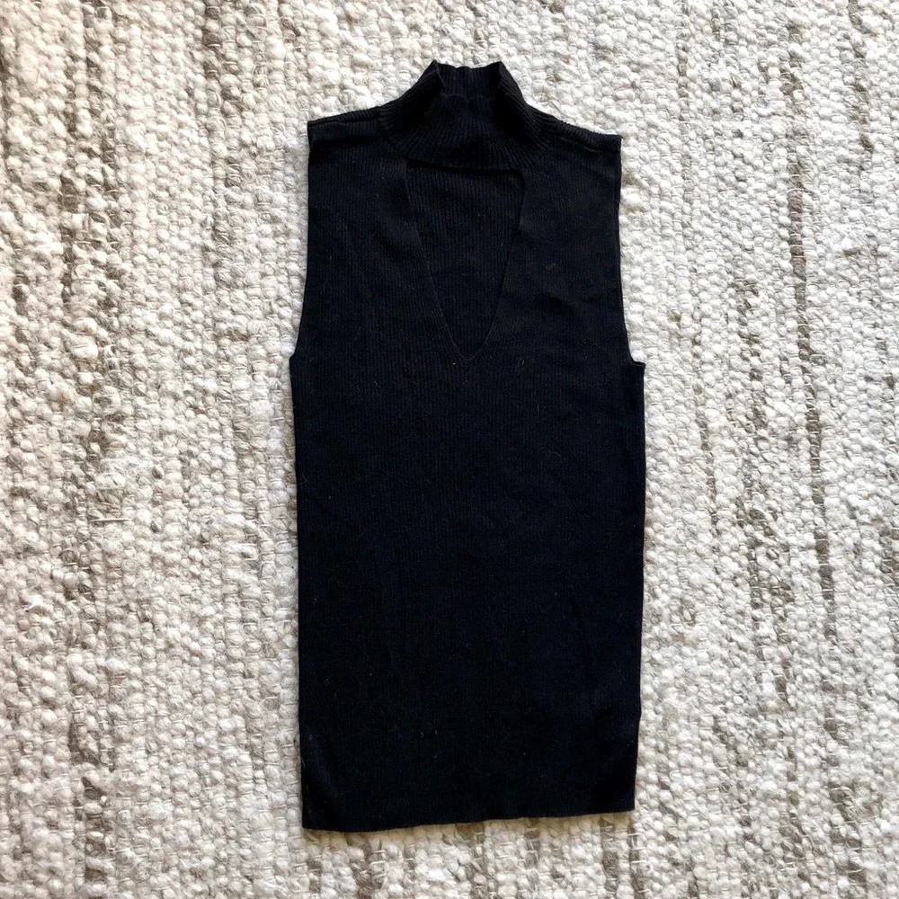 EXPRESS Ribbed Top with V Chocker - Picture 2 of 5